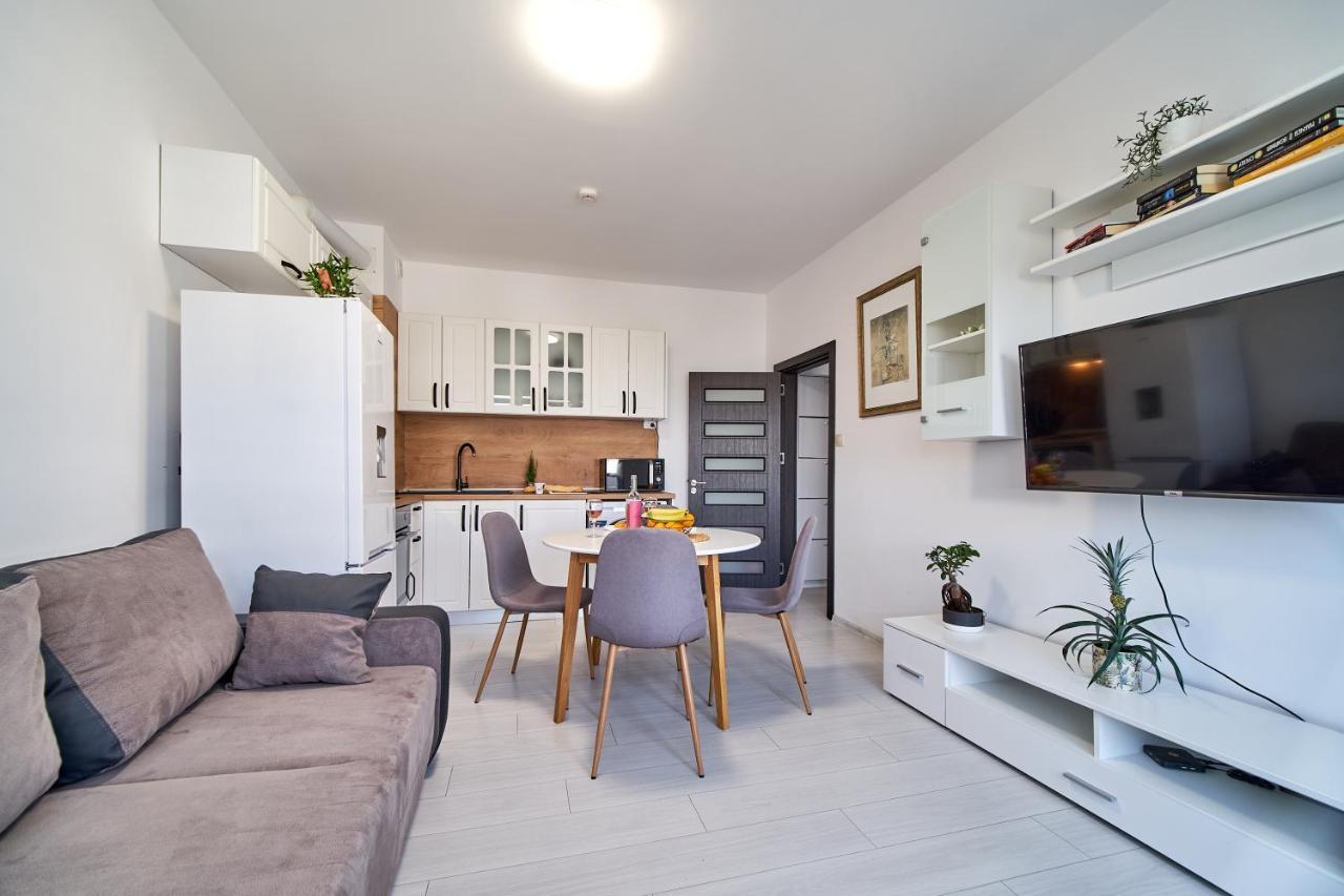 Cozy Apartment With Balcony On The Black Sea- Part Of The Family 'Vicki Apart Varna Ngoại thất bức ảnh
